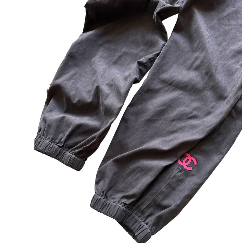 SOLD ❌ Chanel Dark Grey Joggers Pink CC Logo - Picture 6 of 15